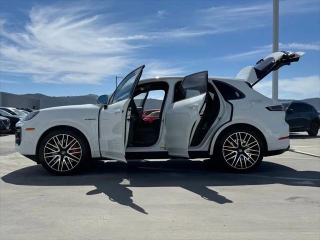 2025 Porsche Cayenne E-Hybrid Turbo