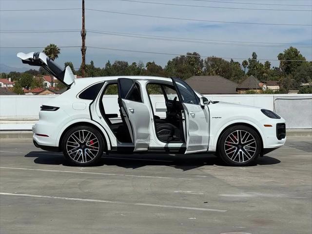2025 Porsche Cayenne E-Hybrid Turbo