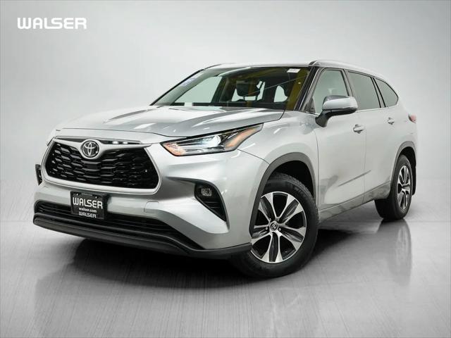 2021 Toyota Highlander XLE for sale in Burnsville, MN