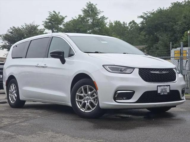 2025 Chrysler Pacifica Select for sale near Columbus, OH