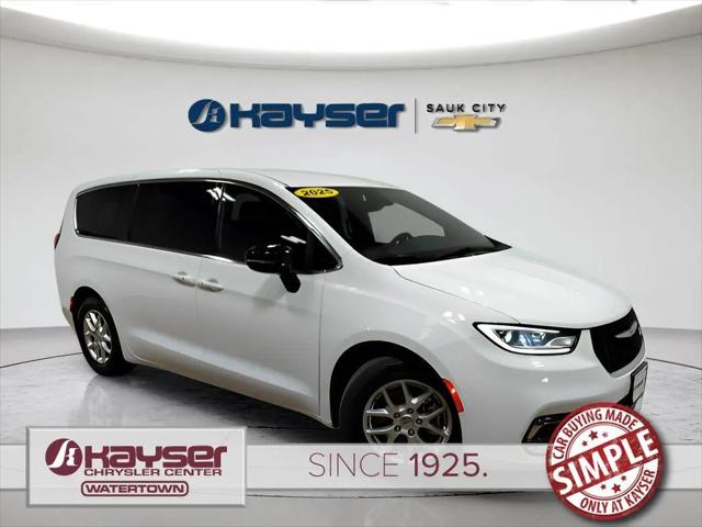 2025 Chrysler Pacifica Select for sale in Watertown, WI