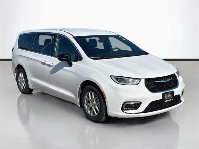 2025 Chrysler Pacifica Select for sale in Rochester, MN