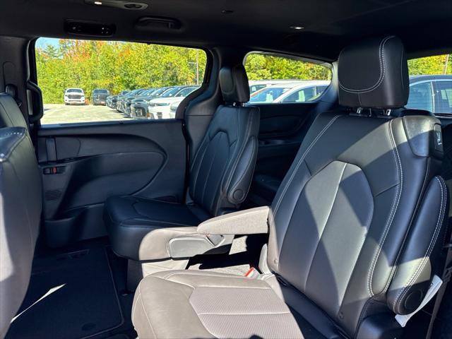 2027 Chrysler Pacifica Select AWD