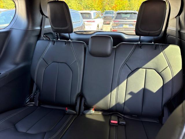 2027 Chrysler Pacifica Select AWD