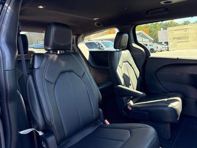 2027 Chrysler Pacifica Select AWD