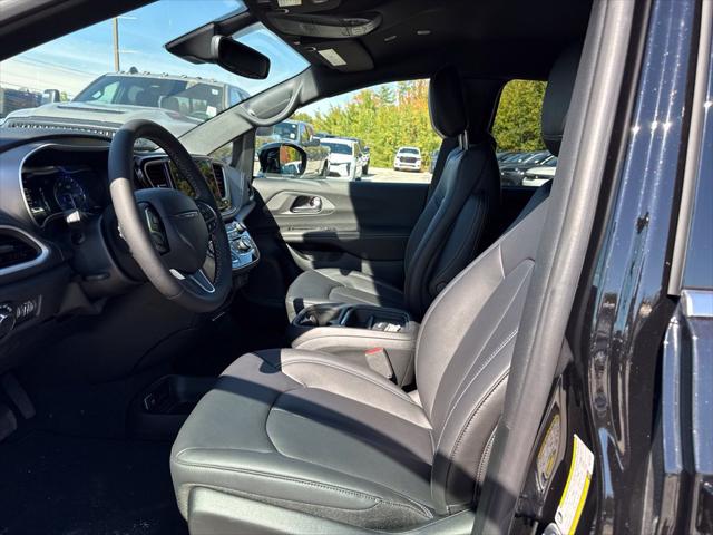2027 Chrysler Pacifica Select AWD