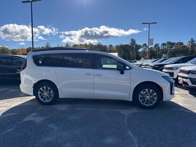 2027 Chrysler Pacifica Select AWD
