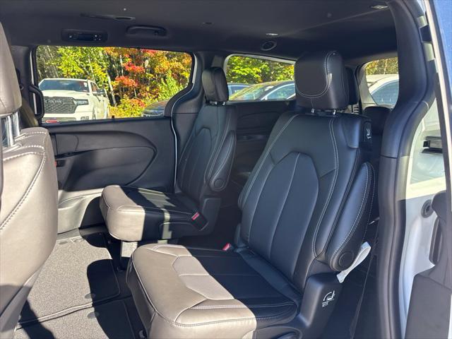 2027 Chrysler Pacifica Select AWD