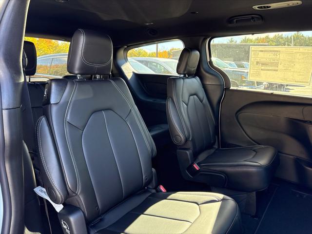 2027 Chrysler Pacifica Select AWD