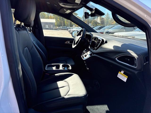 2027 Chrysler Pacifica Select AWD