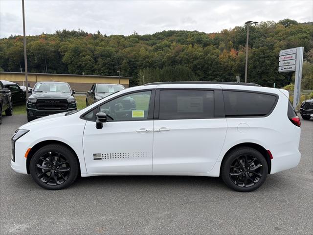 2027 Chrysler Pacifica Select AWD