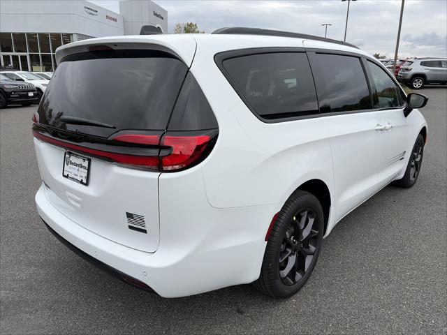 2027 Chrysler Pacifica Select AWD