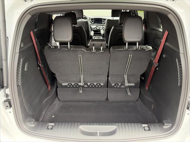 2027 Chrysler Pacifica Select AWD
