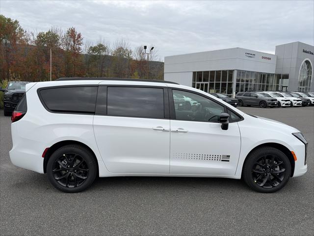 2027 Chrysler Pacifica Select AWD