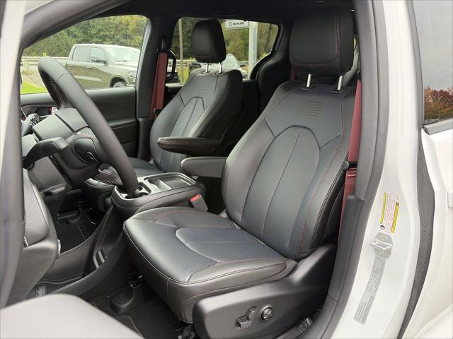 2027 Chrysler Pacifica Select AWD