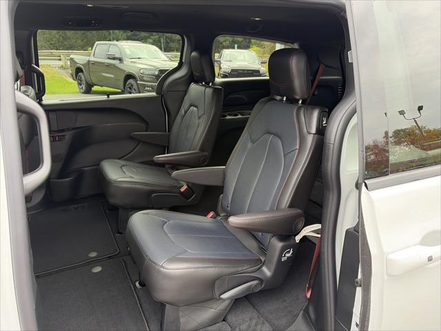2027 Chrysler Pacifica Select AWD