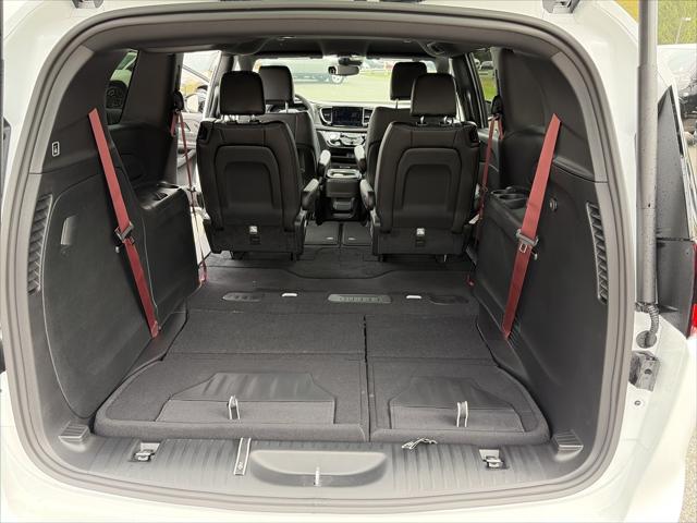 2027 Chrysler Pacifica Select AWD