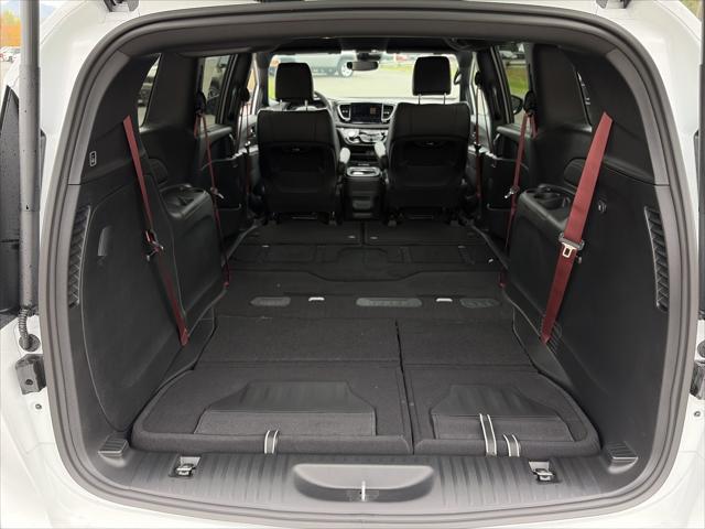2027 Chrysler Pacifica Select AWD