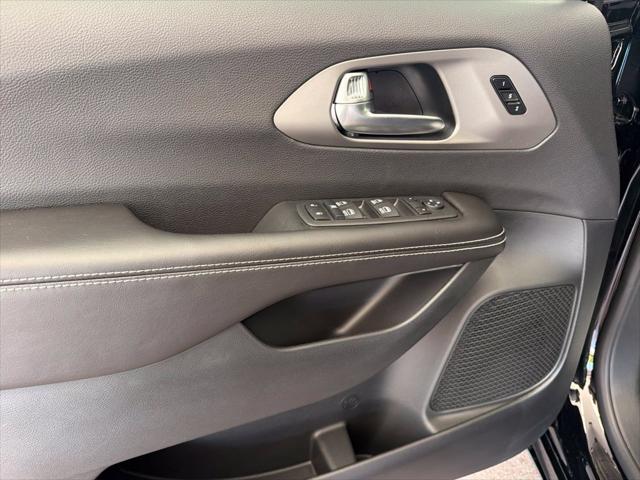 2027 Chrysler Pacifica Select AWD