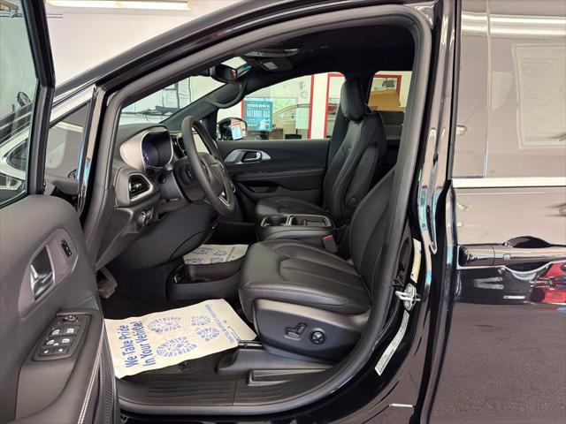 2027 Chrysler Pacifica Select AWD