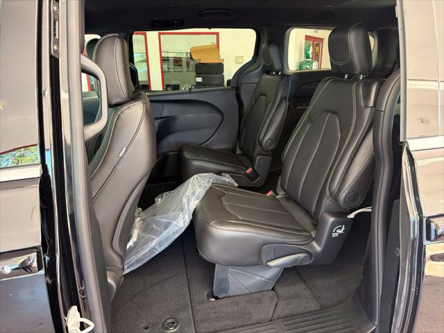 2027 Chrysler Pacifica Select AWD