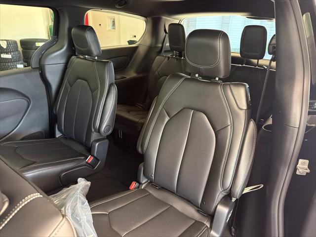 2027 Chrysler Pacifica Select AWD
