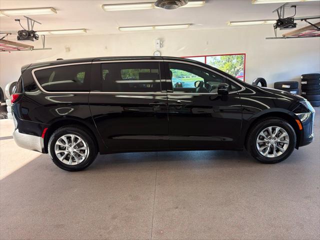 2027 Chrysler Pacifica Select AWD
