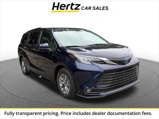 2025 Toyota Sienna XLE for sale in Smithtown, NY