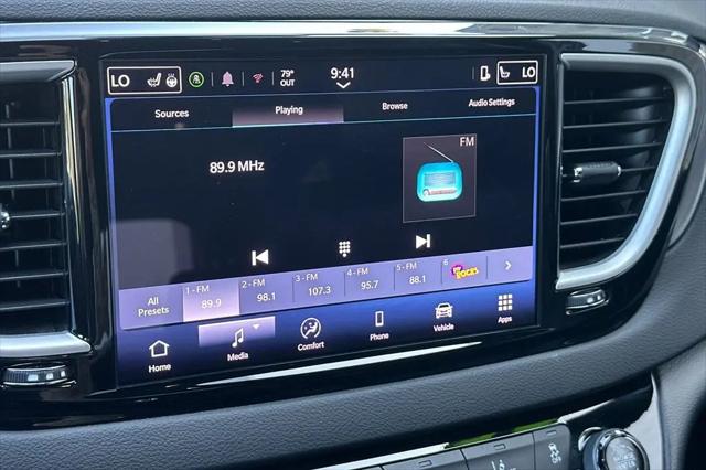 2025 Chrysler Pacifica Select