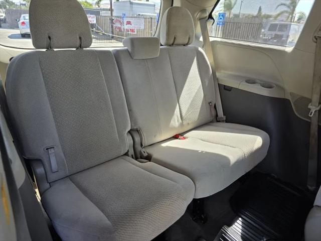2012 Toyota Sienna LE V6 8 Passenger