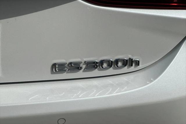 2024 Lexus ES 300h Luxury