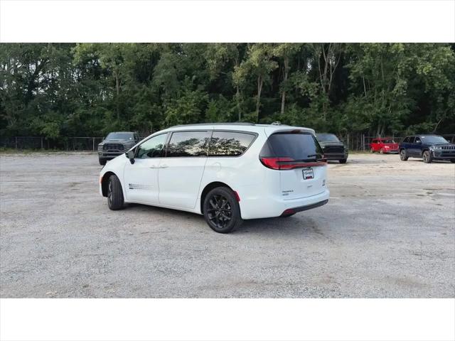 2027 Chrysler Pacifica Select AWD