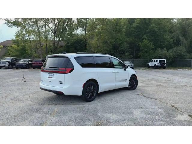 2027 Chrysler Pacifica Select AWD