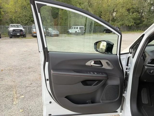 2027 Chrysler Pacifica Select AWD