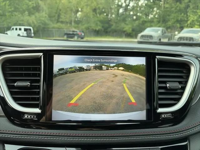 2027 Chrysler Pacifica Select AWD