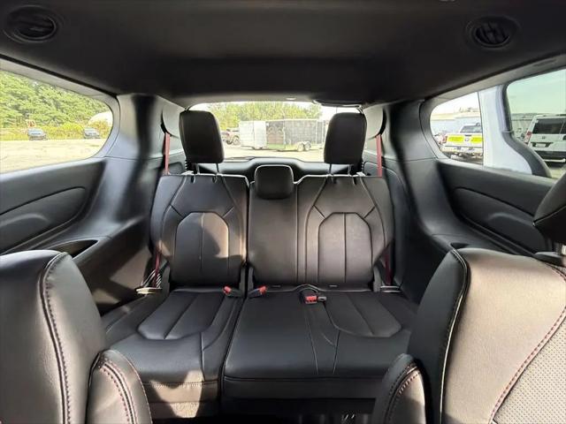 2027 Chrysler Pacifica Select AWD