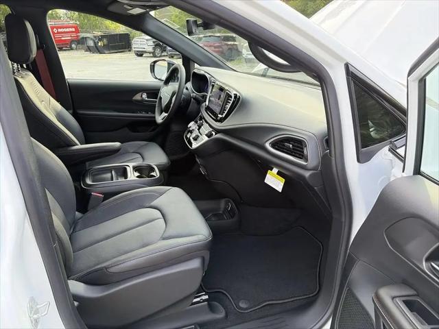 2027 Chrysler Pacifica Select AWD