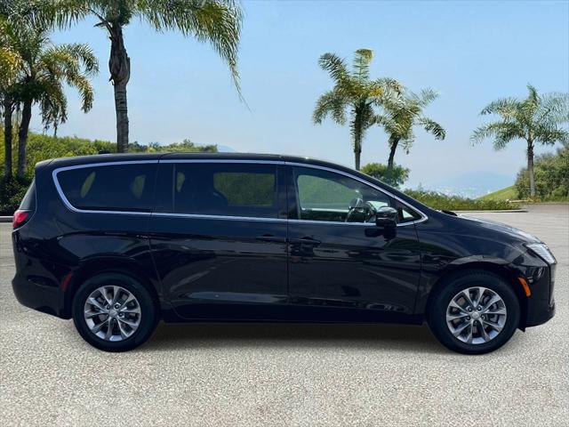 2027 Chrysler Pacifica PACIFICA SELECT AWD
