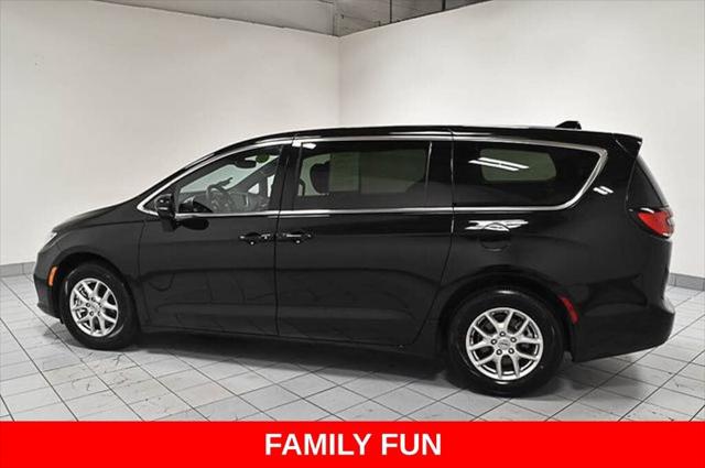 2025 Chrysler Pacifica Select for sale in St Charles, IL