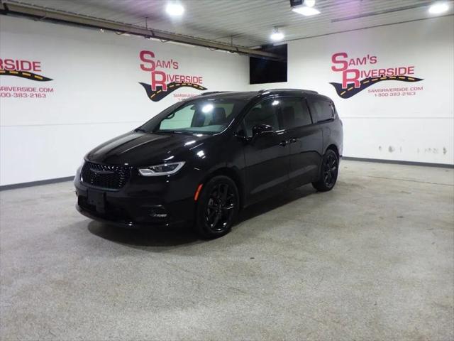 2024 Chrysler Pacifica Touring L AWD for sale in Des Moines, IA