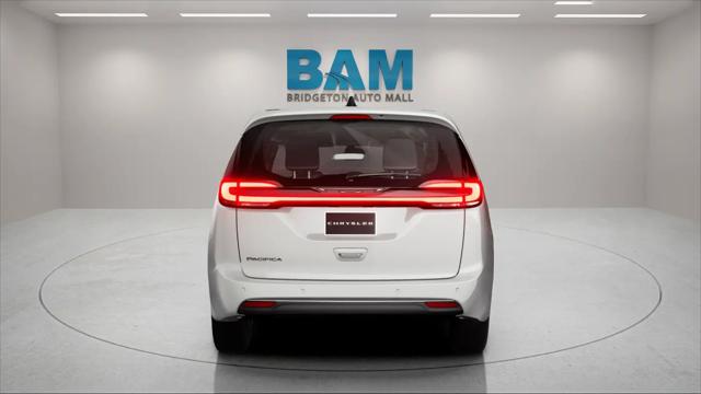 2027 Chrysler Pacifica Select