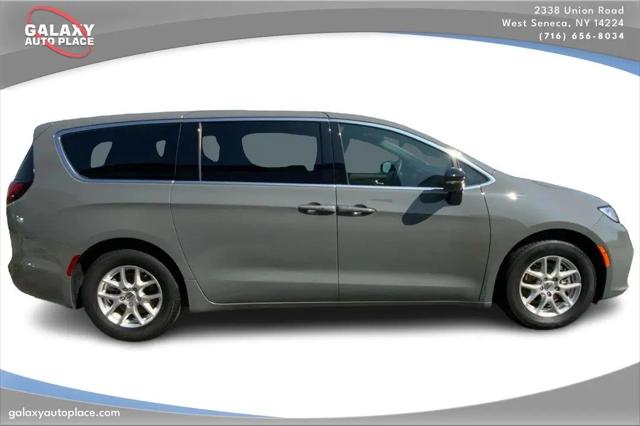 2025 Chrysler Pacifica Select