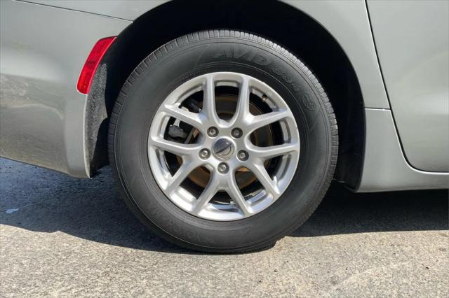 2025 Chrysler Pacifica Select