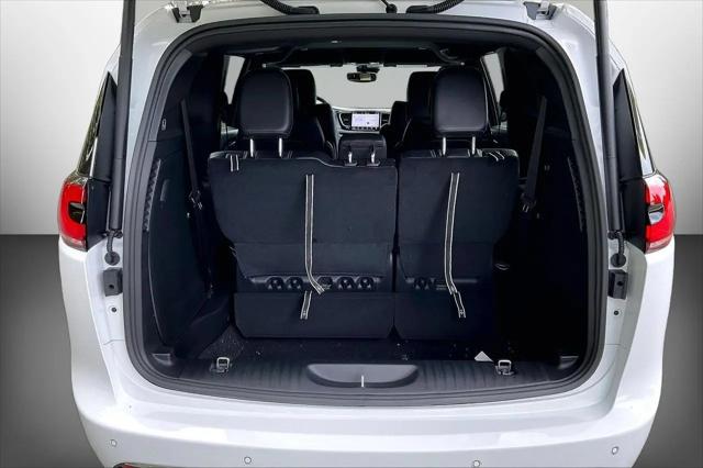 2027 Chrysler Pacifica Select