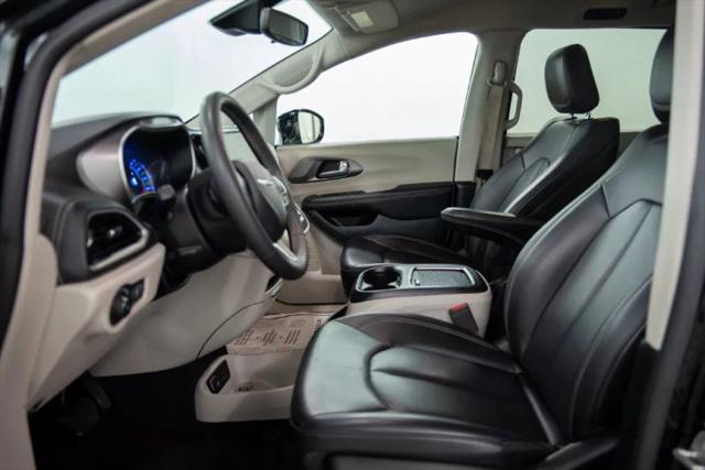 2024 Chrysler Pacifica Hybrid Select