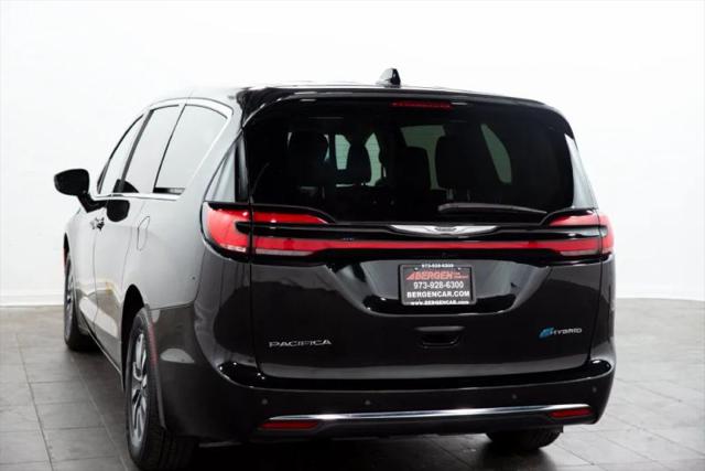 2024 Chrysler Pacifica Hybrid Select