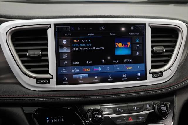 2027 Chrysler Pacifica Select