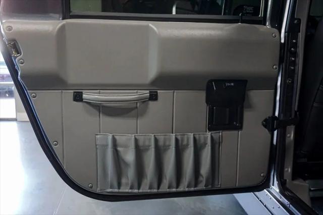 2003 HUMMER H1 Enclosed