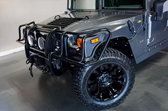 2003 HUMMER H1 Enclosed