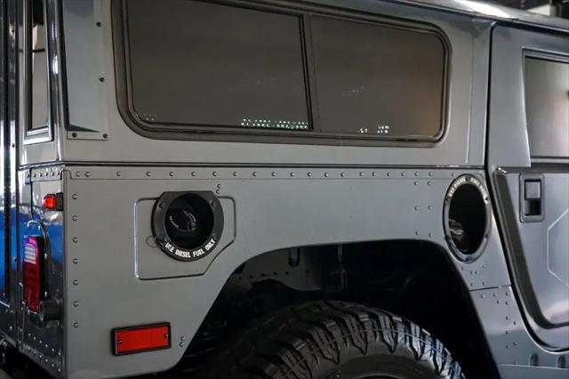 2003 HUMMER H1 Enclosed
